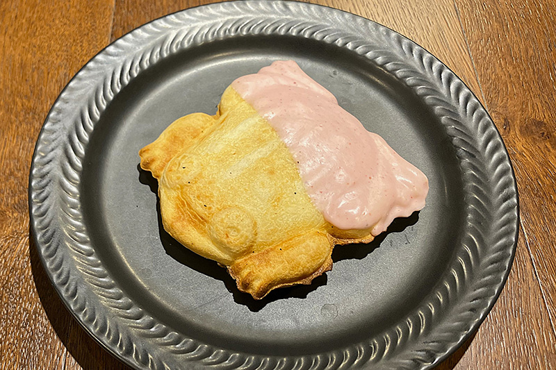 Flying OVEN's Kaeruyaki (Strawberry-Flavored Bean Paste)